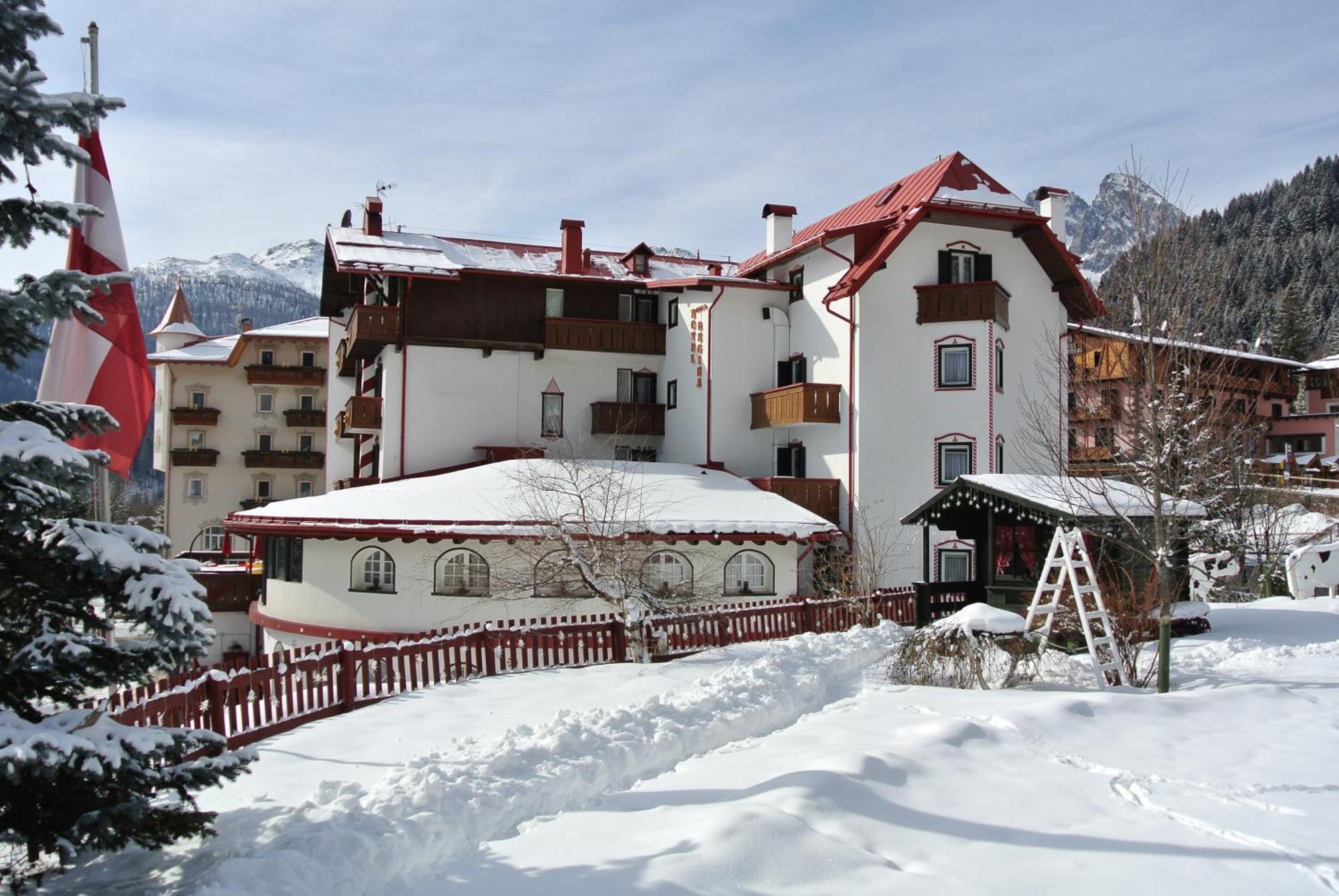 Hotel Regina San Martino Di Castrozza Esterno foto